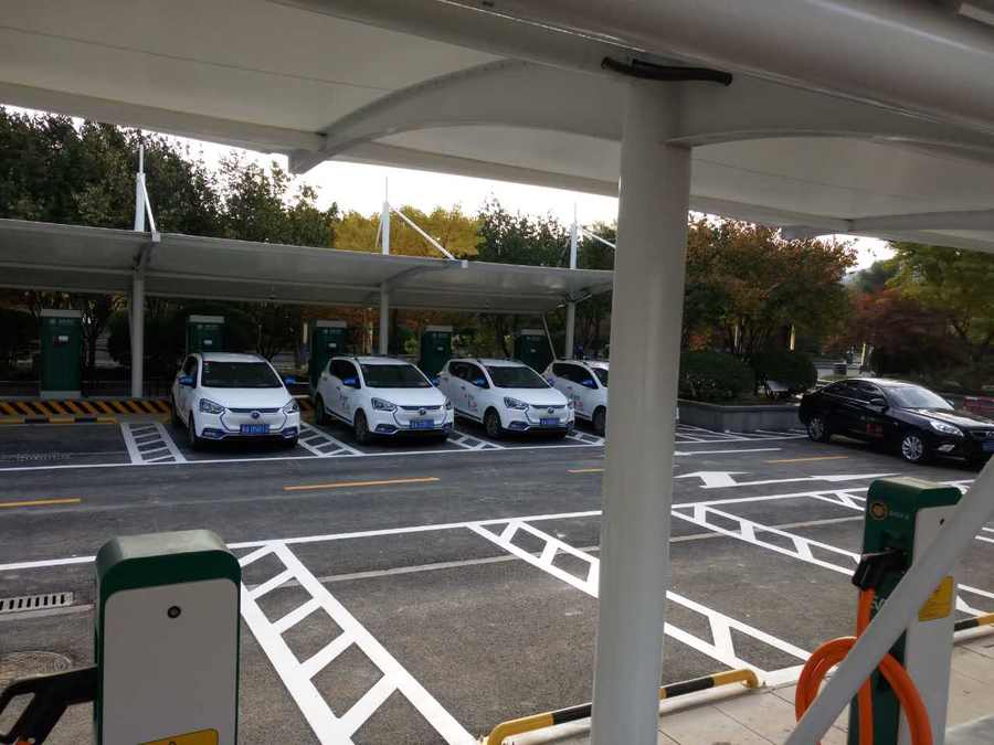 七字型的汽車停車棚，也是汽車蓬里，使用比較多的一款造型