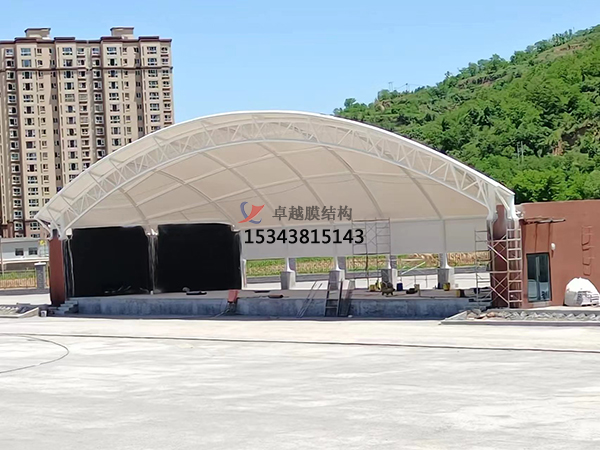舞臺(tái)建筑采用膜結(jié)構(gòu)的原因？